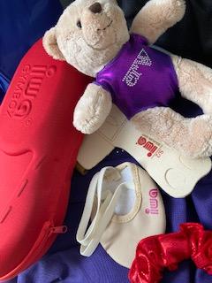Teddy mit lila Anzug, Scrunchie in rot und IWA Artikel