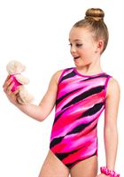Mädchen in Turnanzug mit Teddybärchen mit Anzug in pink